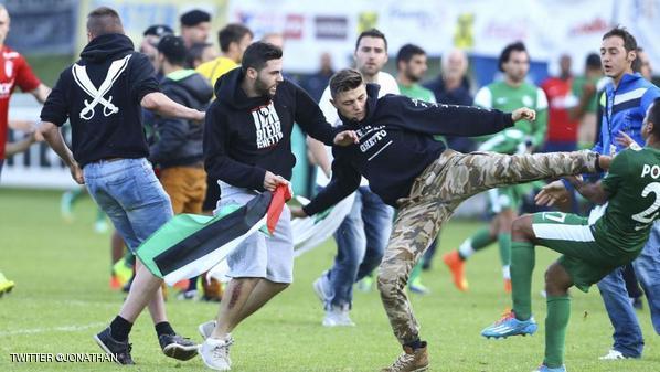    صورة متداولة على تويتر لهجوم مشجعين على لاعبي مكابي حيفا الإسرائيلي