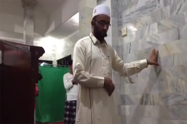 فيديو.. إمام يواصل صلاته رغم زلزال عنيف