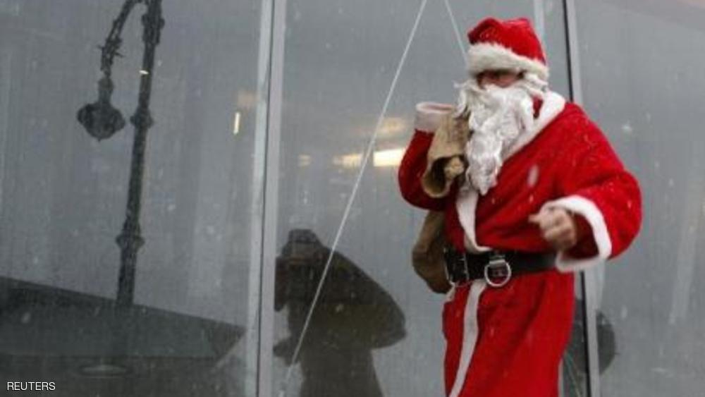 الشرطة تطارد"بابا نويل" بسرقة هليكوبتر بالبرازيل