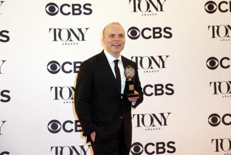  جيه.تي روجرز يمسك جائزة توني لأفضل مسرحية التي فازت بها مسرحية (أوسلو)