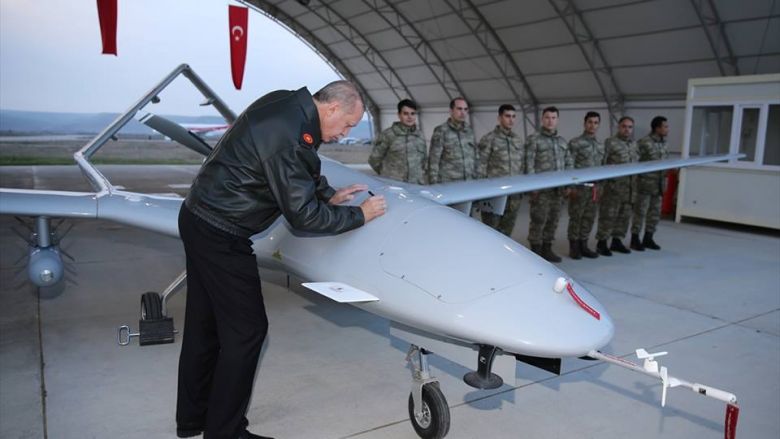 اردوغان يوقع على الطائرة التي اسقطها المقاتلون في عفرين