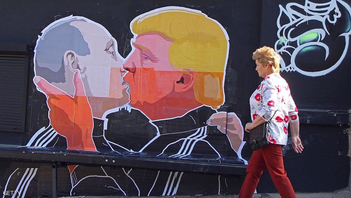 قبلة بوتن وترامب "الحميمية" تشعل الإنترنت