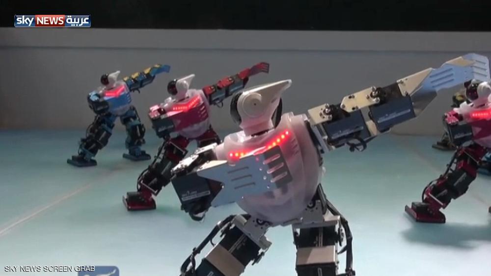 روبوتات تذهل زوار معرض بكين بالرقص