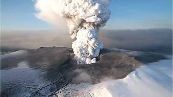 ثوران بركان يقطع السبل بأكثر من 250 شخصاً في اليابان