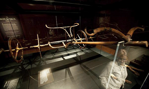 آخر عجلة حربية للملك توت عنخ آمون تلتحق بالمتحف