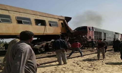 مقتل العشرات في حادث تصادم قطارين بمصر