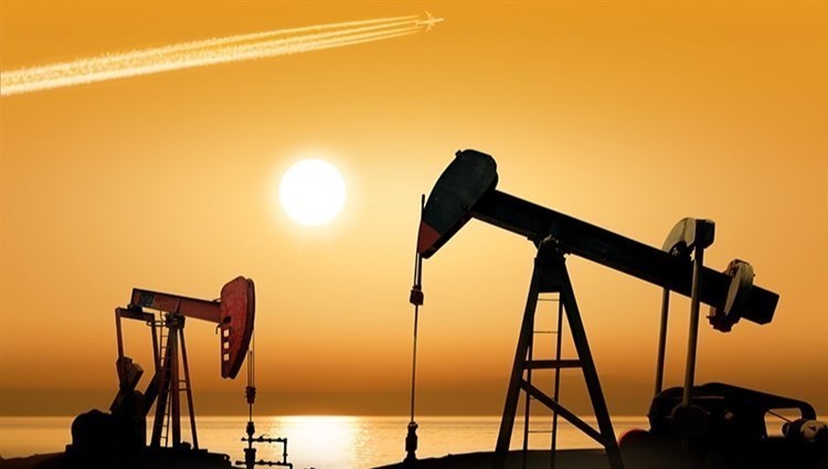 ارتفاع المخزونات الأمريكية يخفض أسعار النفط