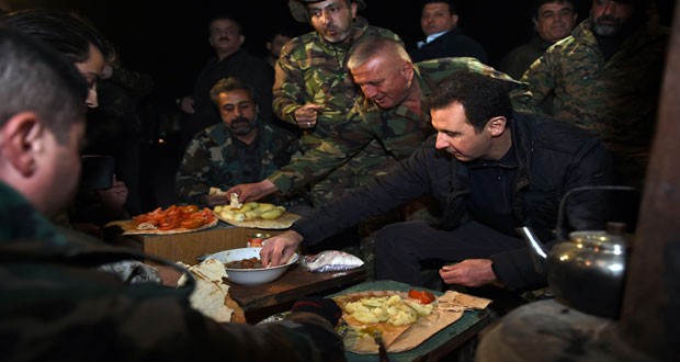 الاسد خلال زيارته لجنوده في جوبر