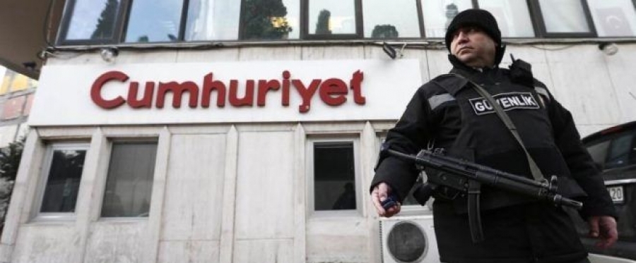تركيا.. اعتقال رئيس تحرير صحيفة جمهوريت 