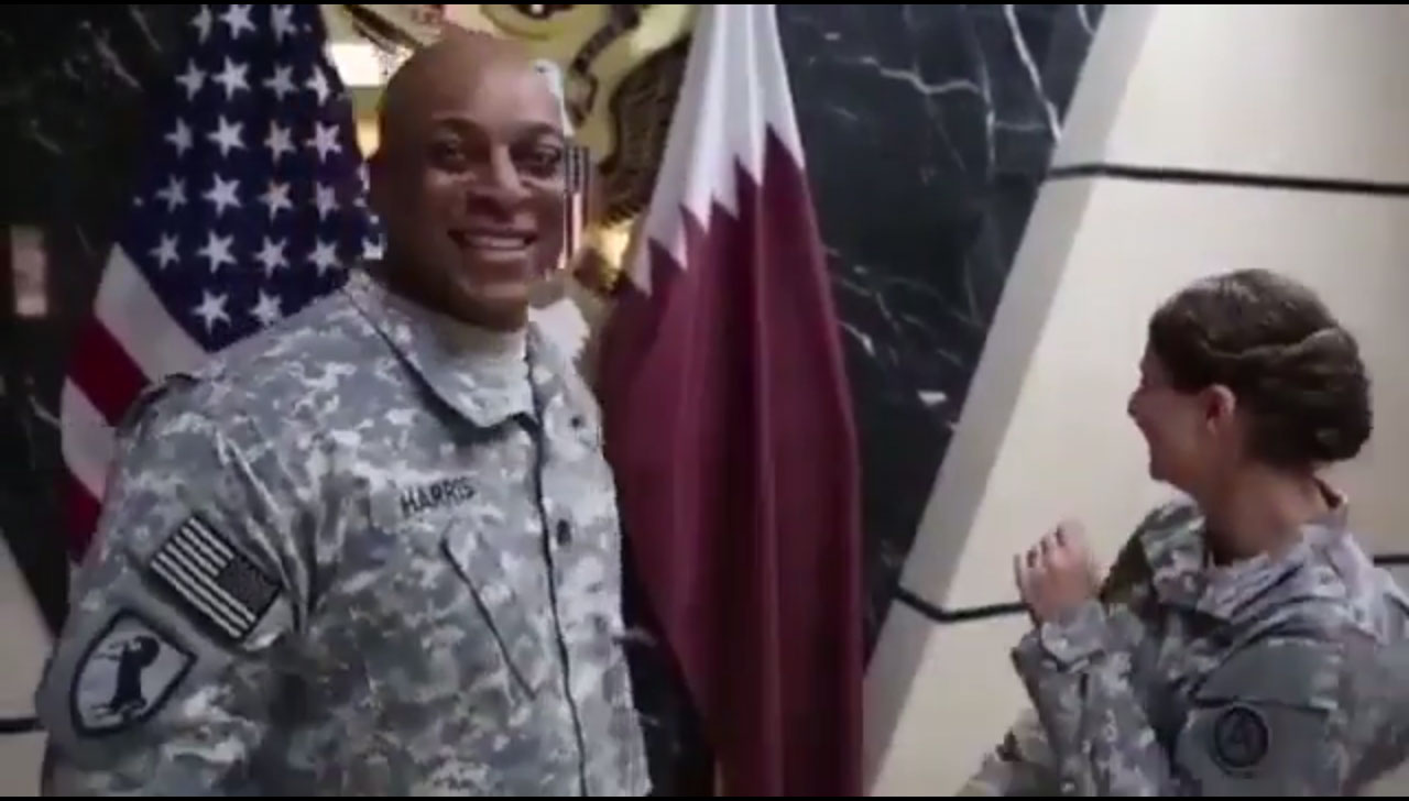 بالفيديو.. جنود امريكان يستهزئون بالعلم القطري