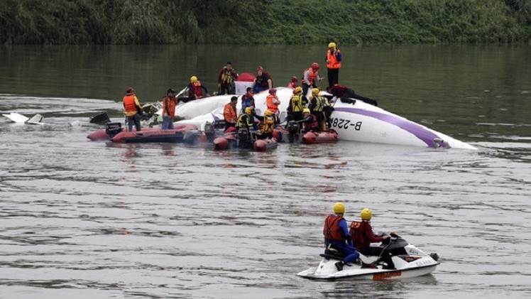 قتل 12 شخصا على الأقل في تحطم طائرة ركاب على متنها 58 شخصا