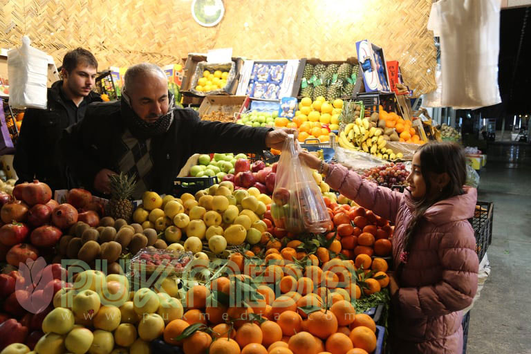 بالصور.. عائلة في السليمانية تبيع الفواكه منذ 28 عاما