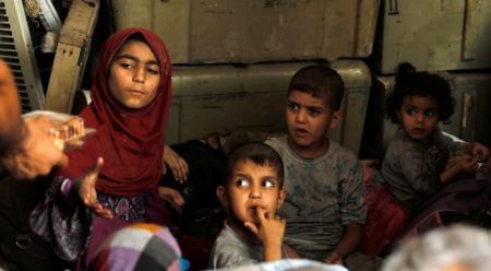    أطفال شردهم القتال في الموصل يوم الخميس
