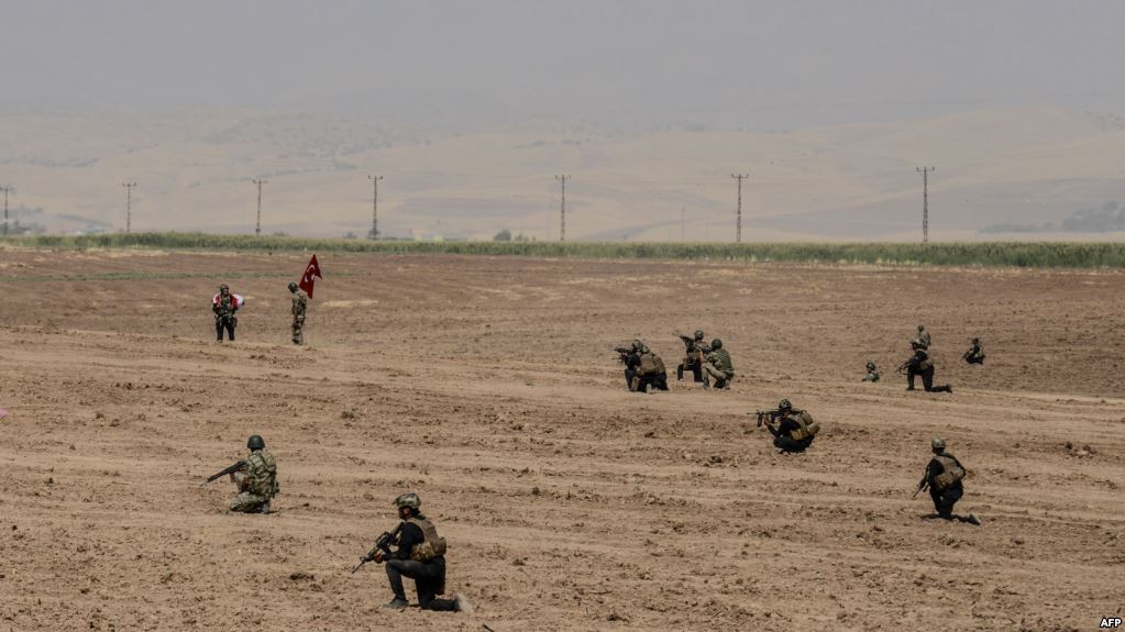 جنود عراقيين مع جنود اتراك 