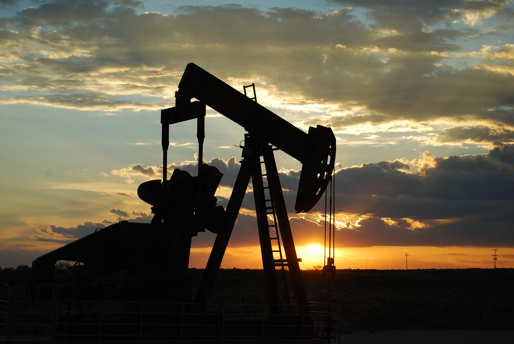 تباين أسعار النفط مع توقع زيادة الإنتاج