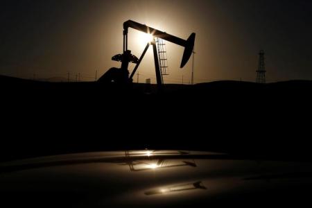 النفط يتراجع ويتكبد خسارة أسبوعية