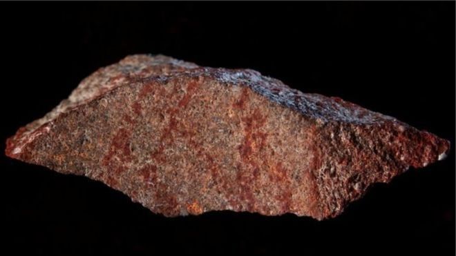 اكتشف العلماء أقدم رسمة خطها الإنسان على صخرة صغيرة جداً في جنوب إفريقيا