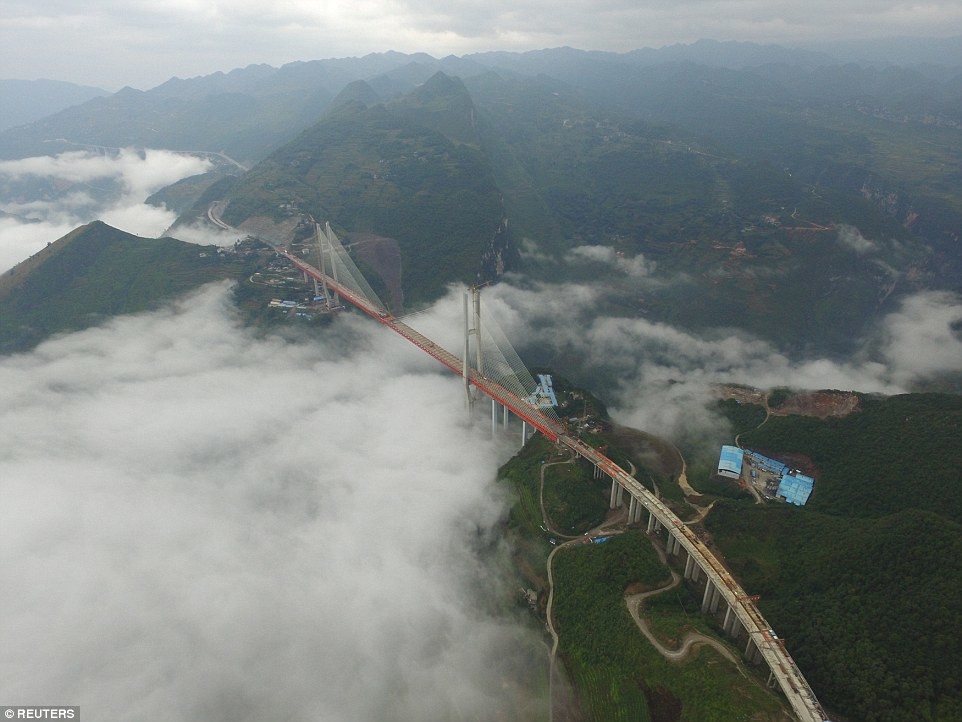 الصين تقترب من افتتاح أعلى جسر في العالم