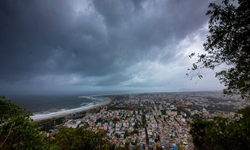 الهند تجلي قرابة المليون شخص نتيجة لاعصار فاني
