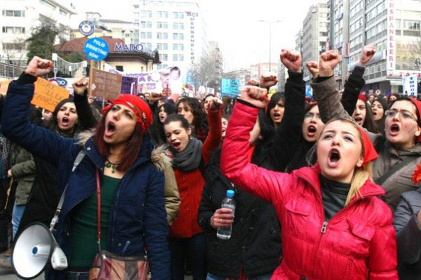 ازدياد استهداف النساء في تركيا بعد الانقلاب