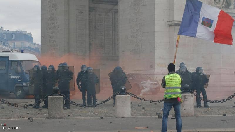 باريس..حرق سيارات ومتاجر في احتجاجات السترات الصفراء