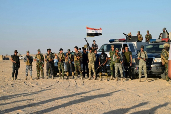 عناصر من القوات العراقية تحتفل بتحرير قريتين