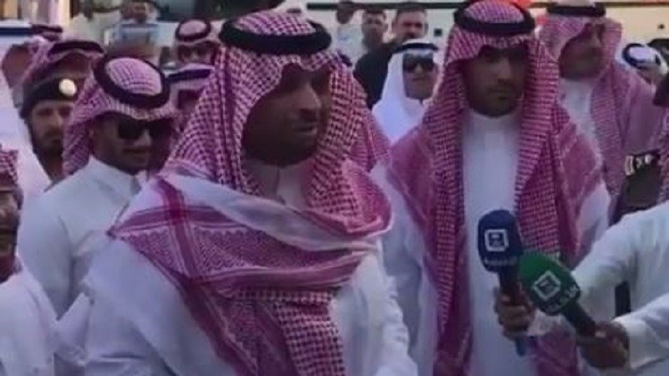 الامير السعودي اثناء استقبال الحجاج العراقيين