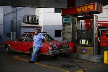 رجل يملأ سيارته بالوقود في كراكاس بفنزويلا