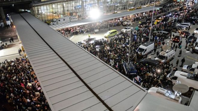  مطار جون إف كنيدي في نيويورك كان من بين كثير من المطارات التي شهدت تظاهرات حاشدة ضد قرار ترامب 