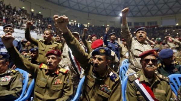 ضباط جيش وشرطة موالون للحوثيين خلال تجمع بالعاصمة صنعاء