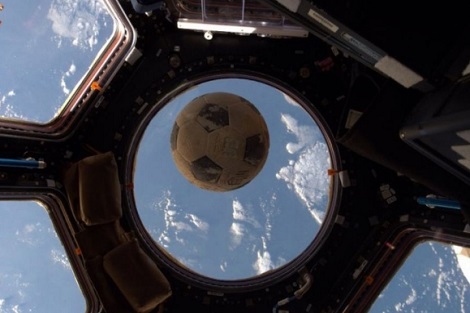 كرة قدم مفقودة منذ 30 سنة ترتطم بزجاج سفينة فضائية