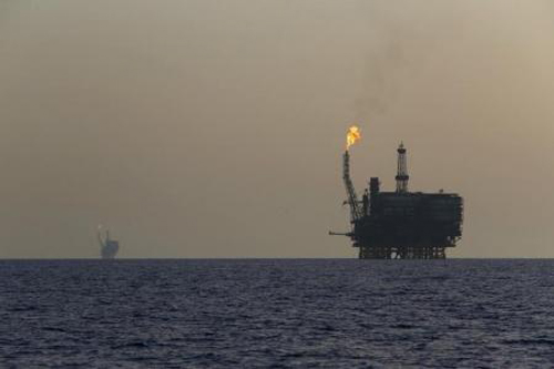 النفط يرتفع بتقرير عن انخفاض مخزونات الخام الأمريكية