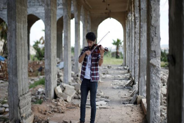 امين مقداد يعزف للحياة في الموصل