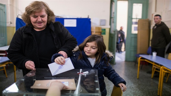 اليونانيون إلى مكاتب الاقتراع للتصويت في الانتخابات التشريعية  