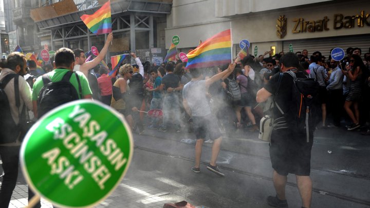 الشرطة التركية تفرق عرسا للمثليين وسط اسطنبول 