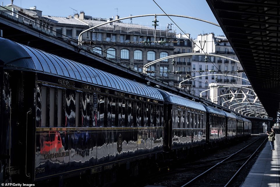 فرنسا ترمم أقدم قطار بالعالم
