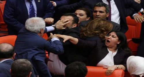 برلمان تركيا يسقط الحصانة عن نوابه
