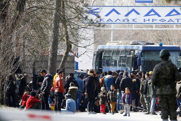 اليونان تمنع دخول مئات المهاجرين من تركيا
