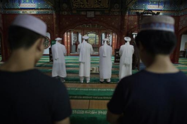 صينيون يؤدون الصلاة خلال رمضان داخل مسجد نيوجي 