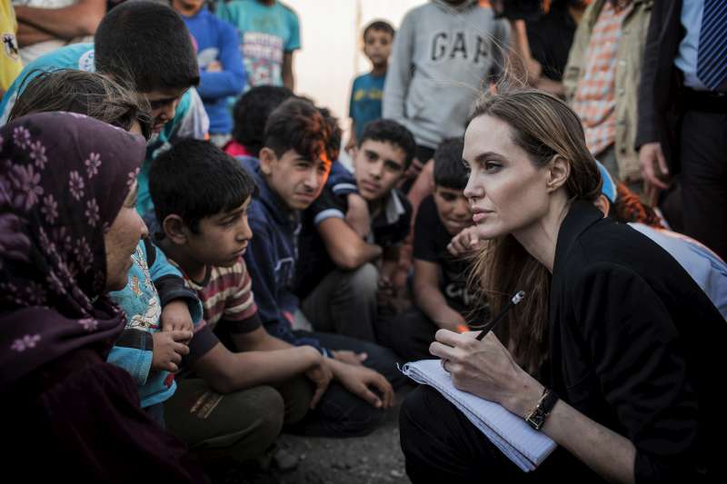 صورة مؤرشفة لجولي خلال زيارتها لأحد مخيمات اللاجئين