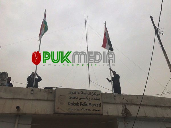 علم كوردستان يرفرف على مبنى مديرية الشرطة بداقوق