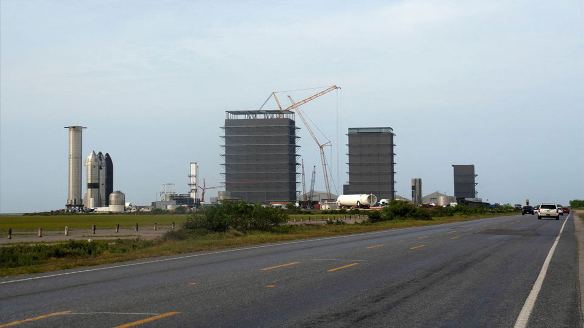  Starship prototypes are pictured at the SpaceX South Texas launch site in Brownsville, Texas, U.S., May 22, 2022. Picture taken May 22, 2022. REUTERS/Veronica G. Cardenas/File Photo
