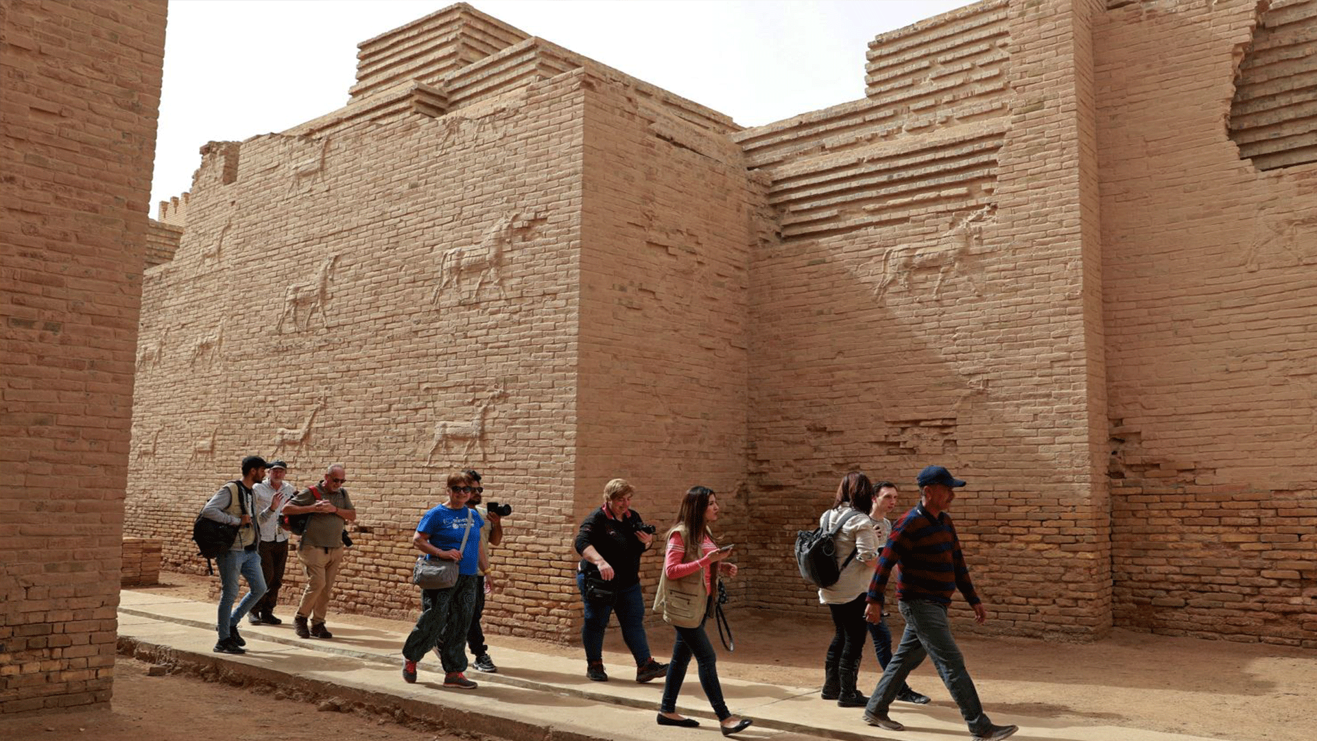  Foreign tourists visit the ancient city of Babylon, some 100km south of the Iraqi capital Baghdad, on March 7, 2022 (AFP photo)