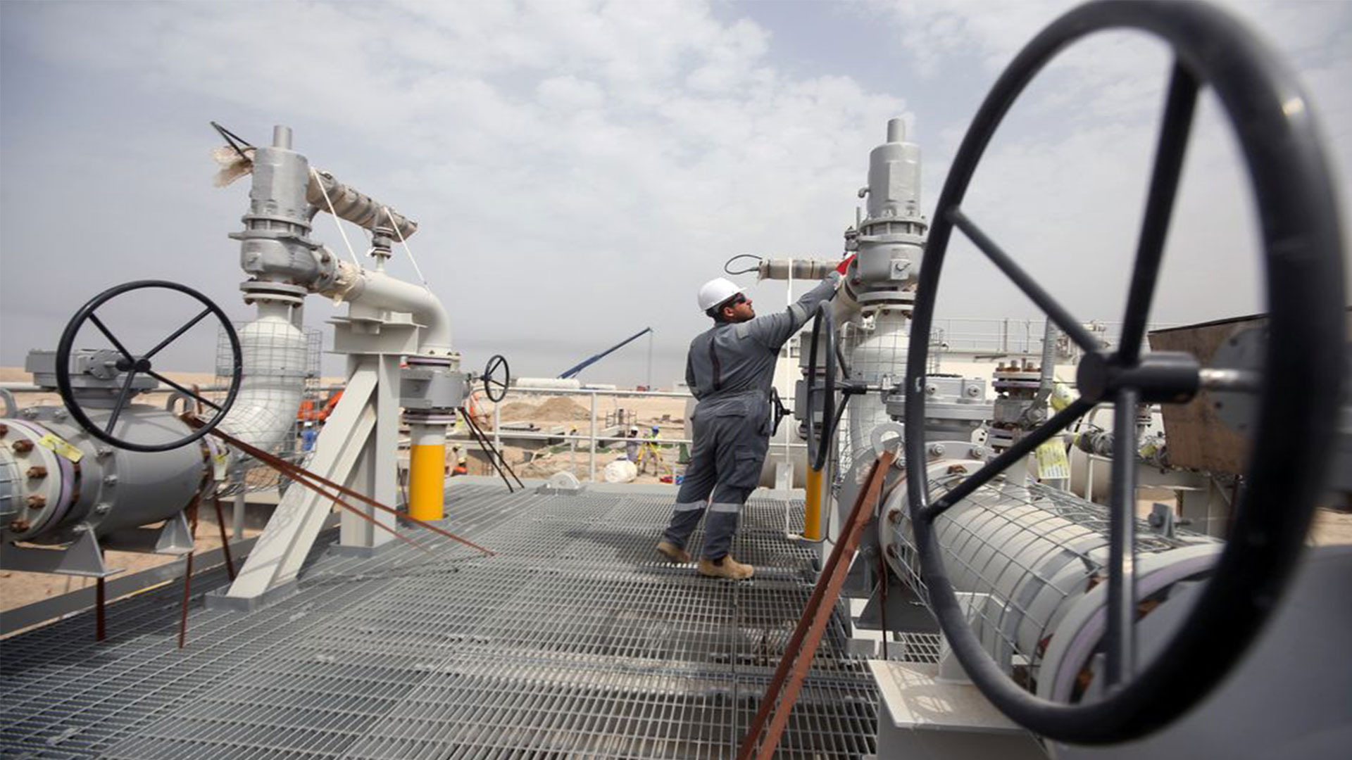  A worker is seen at Iraq's Majnoon oilfield near Basra, Iraq, March 31, 2021. Picture taken March 31, 2021. REUTERS/Essam Al-Sudani