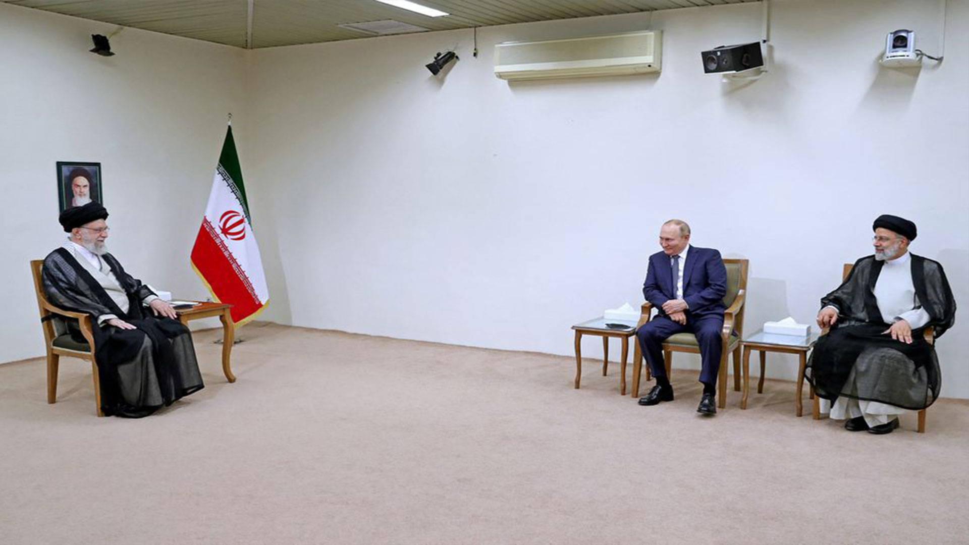  Iran's Supreme Leader Ayatollah Ali Khamenei meets with Russian President Vladimir Putin in Tehran, Iran July 19, 2022. Office of the Iranian Supreme Leader/WANA (West Asia News Agency)/Handout via REUTERS