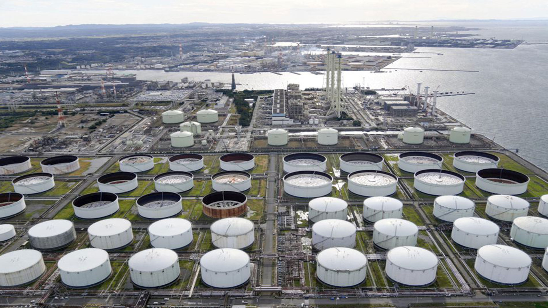  An aerial view shows an Idemitsu Kosan Co. oil facility in Ichihara, east of Tokyo, Japan November 12, 2021, in this photo taken by Kyodo. Mandatory credit Kyodo/via REUTERS