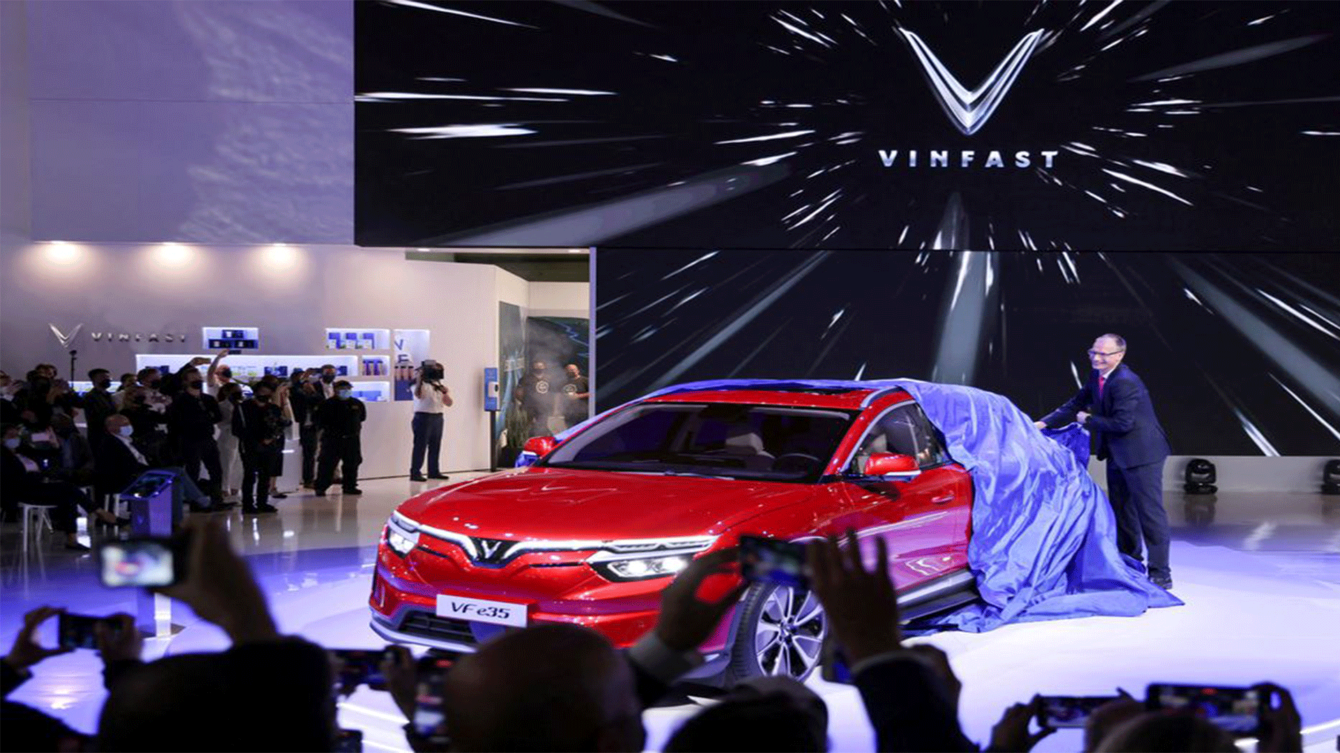  VinFast Global CEO Michael Lohscheller unveils the VinFast E35 SUV during the Vietnamese car company's EV global premiere during the 2021 LA Auto Show in Los Angeles, California, U.S. November, 17, 2021. REUTERS/Mike Blake/File Photo