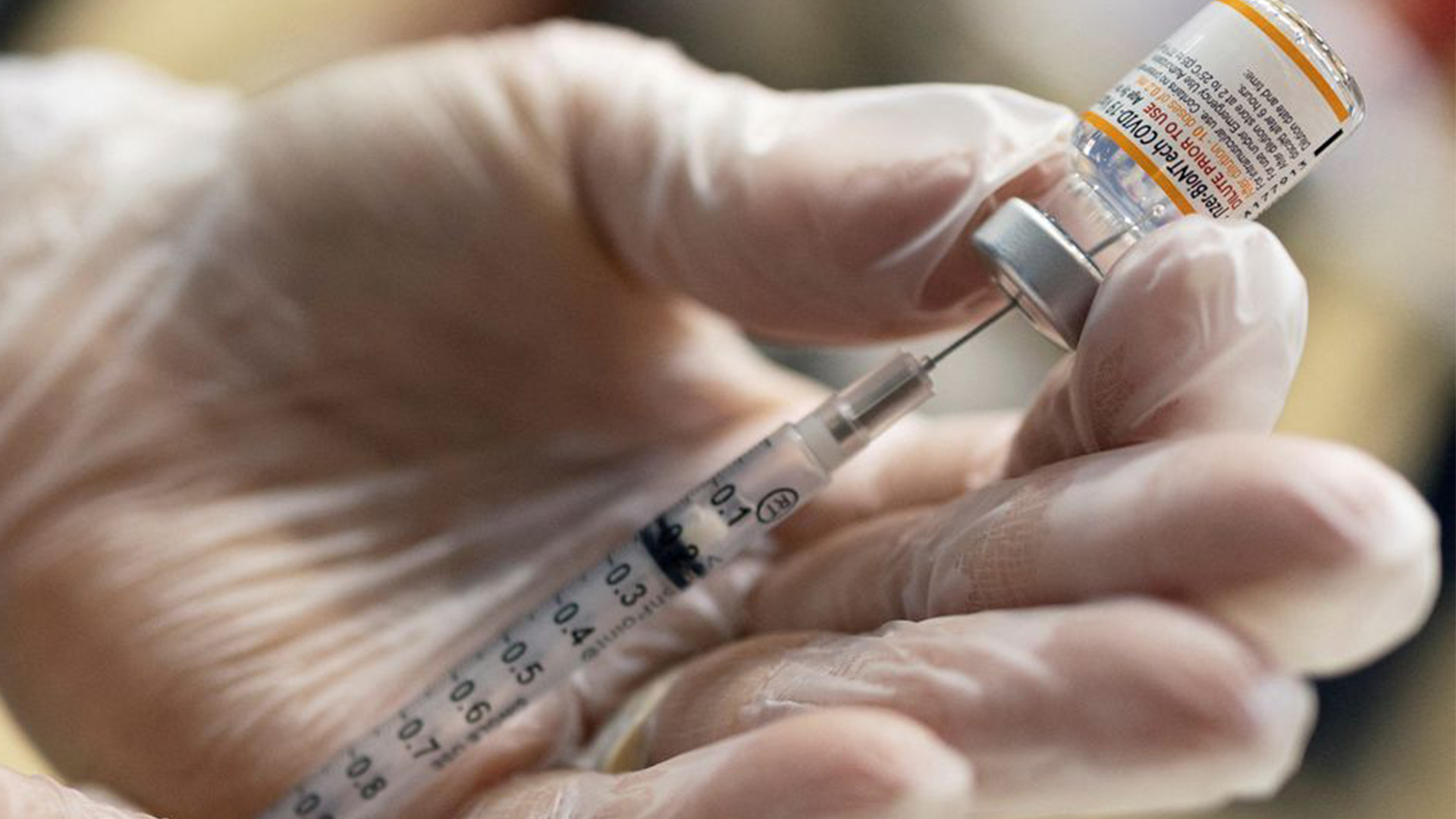  A vaccinator draws a Pfizer-BioNTech coronavirus disease (COVID-19) pediatric vaccine in Lansdale, Pennsylvania, U.S., December 5, 2021. REUTERS/Hannah Beier