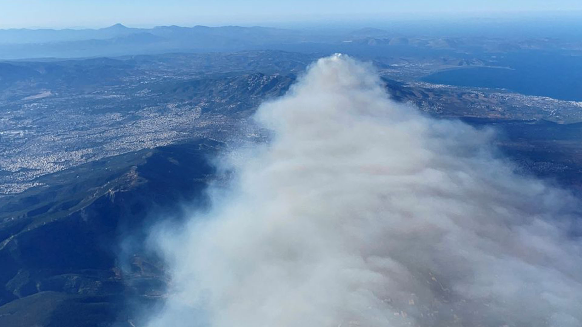  Smoke rises as a wildfire burns on Mount Penteli, in Athens, Greece, July 19, 2022. REUTERS/Alkis Konstantinidis