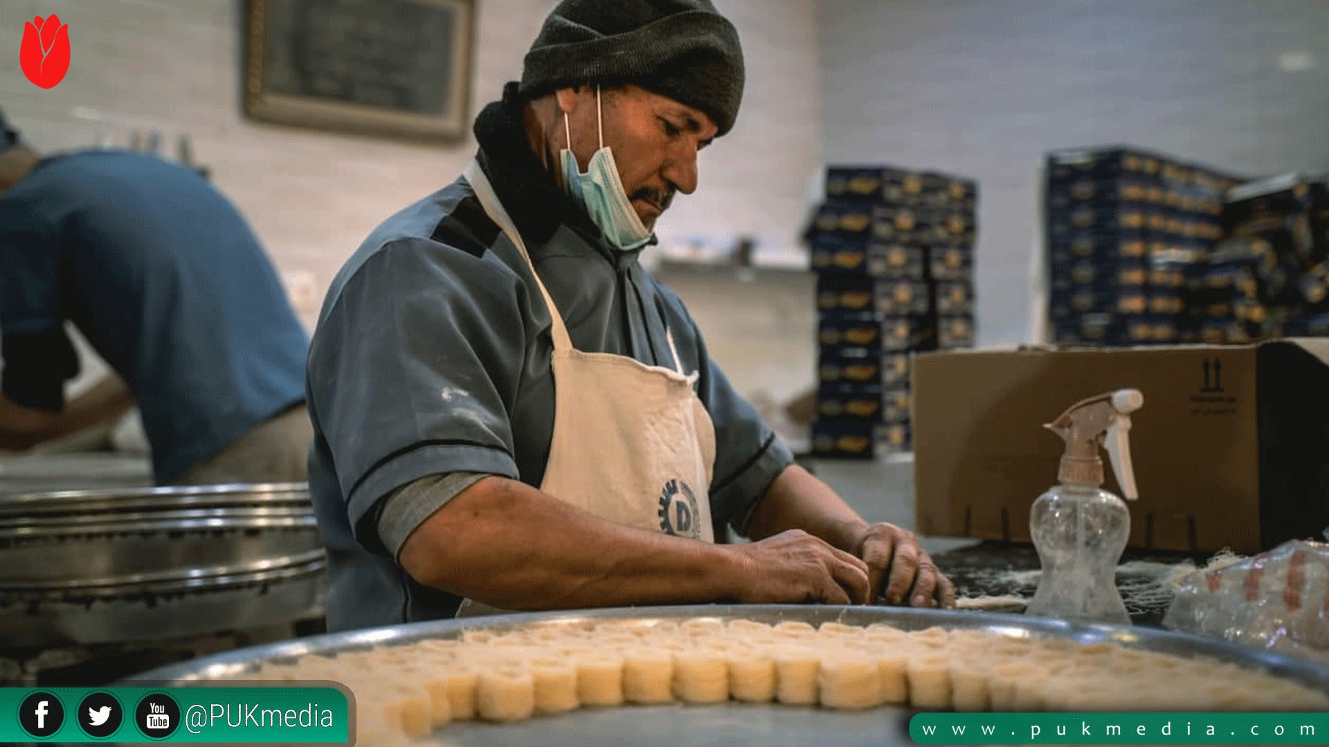  One of the workers of Al-Hmadani making sweets. (PUKmedia/ Julia Zimmermann)